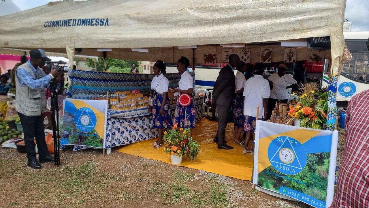 Exposition des produits made by SAVE AFRICA à l’occasion de la remise des dons par le CERAC à la population d’Ombessa